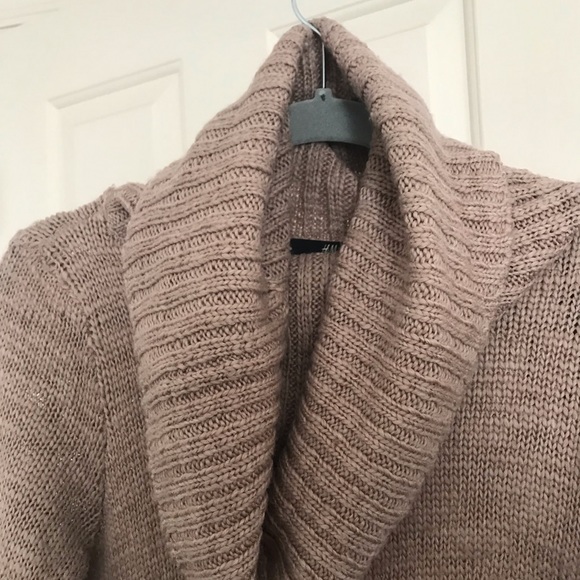 H&M pink turtle neck sweater - Picture 2 of 3